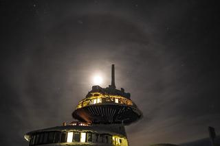 Niesamowite zjawisko tuż nad Śnieżką. Halo słoneczne rozświetliło noc! [ZDJĘCIA]