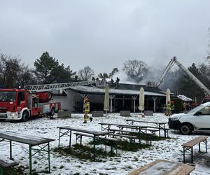 Płonie restauracja na Choszczówce. Na miejscu ponad 10 zastępów straży pożarnej