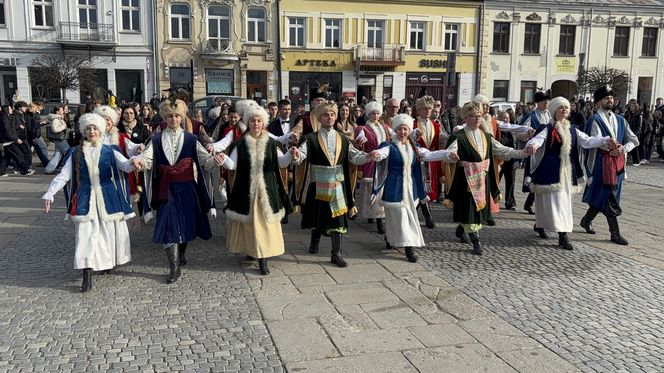 Maturzyści z Nowego Sącza zatańczyli poloneza na Rynku 