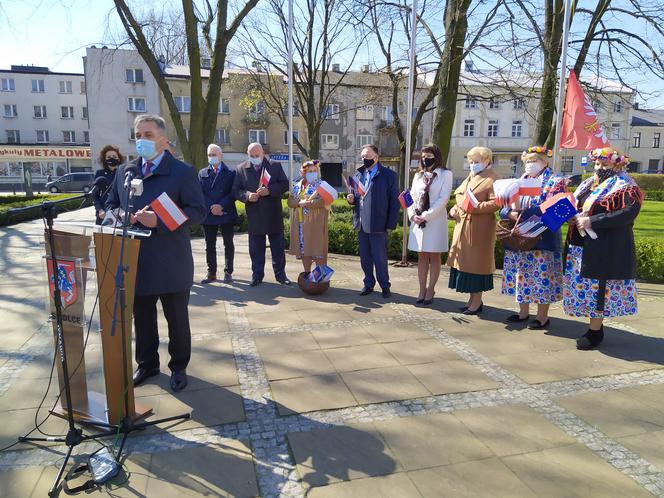 Zawieszenie flagi województwa mazowieckiego na Skwerze Kościuszki w Siedlcach - 28.04.2021
