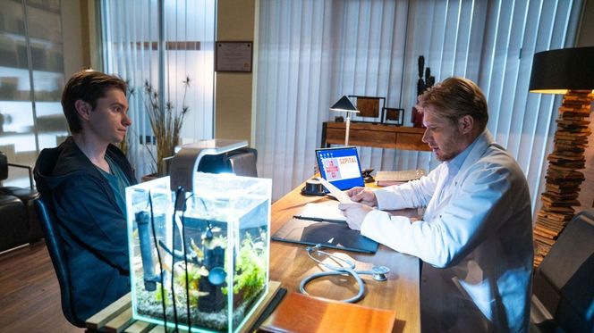 Na dobre i na złe odc. 970. Maks Beger (Tomasz Ciachorowski), haker Drago (Piotr Gadomski)