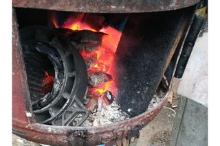 Piec koza w roli spalarni! Nielegalne odpady na złomowisku wykryte przez Ekopatrol