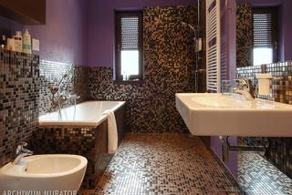 Fioletowe sciany i brązowa mozaika w łazience