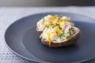 Ziemniaki z pieca ze śledziem: doskonały pomysł na zdrową kolację