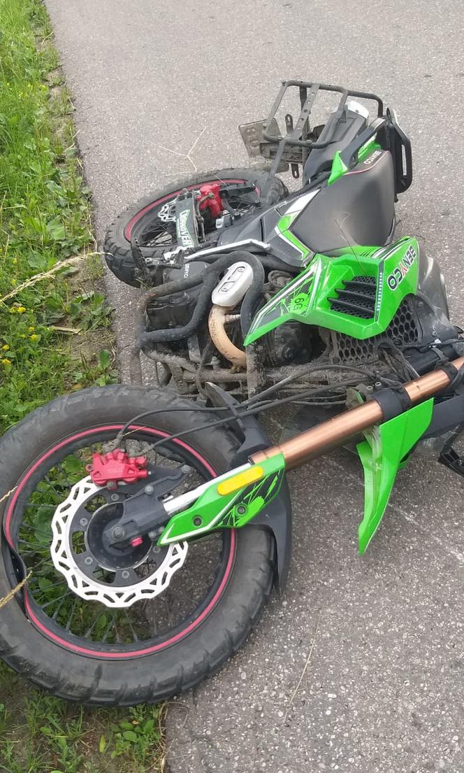 Tragiczny wypadek na trasie Świątki-Ostróda. Motocyklista uderzyl w drzewo. Nie miał prawa jazdy [ZDJĘCIA]