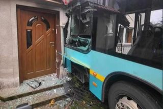 Autobus wjechał w samochody i budynek w Balinie