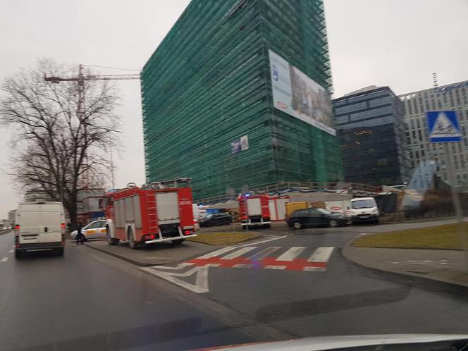 Młody mężczyzna spadł z ósmego piętra