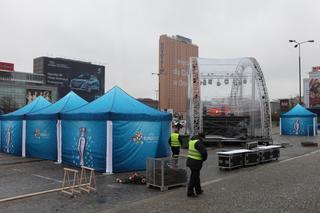 Budowa miasteczka przed powitaniem pucharu Euro 2012