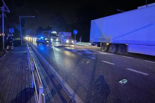 Koszmarne potrącenie człowieka w Święcicach. Na ulicę wysypały się pomidory. Lądował LPR