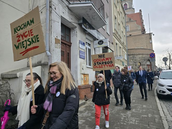 Protest mieszkańców gminy Purda pod olsztyńskim ratuszem