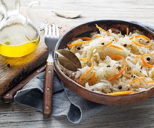 Surówka z kapusty kiszonej. Szybki przepis na bombę zdrowia z 5 składników