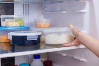 Uważaj na pojemniki w lodówce. Te produkty nie powinny mieć kontaktu z plastikiem