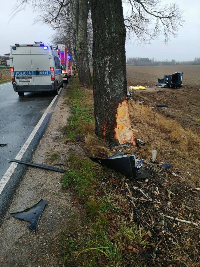 Pomorskie: Nie żyje strażak. Wyprzedzał i uderzył w drzewo. 