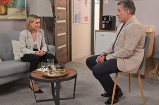 Pierwsza miłość: Eliza, mimo obietnicy danej córce, decyduje się nie odchodzić od męża. Szybko przekona się, że to był błąd