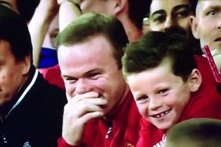 Wayne Rooney nabija się z beznadziejnej przewrotki piłkarza United [WIDEO]