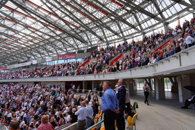 Kongres Świadków Jehowy Białystok 2024. Tłumy wiernych na Stadionie Miejskim