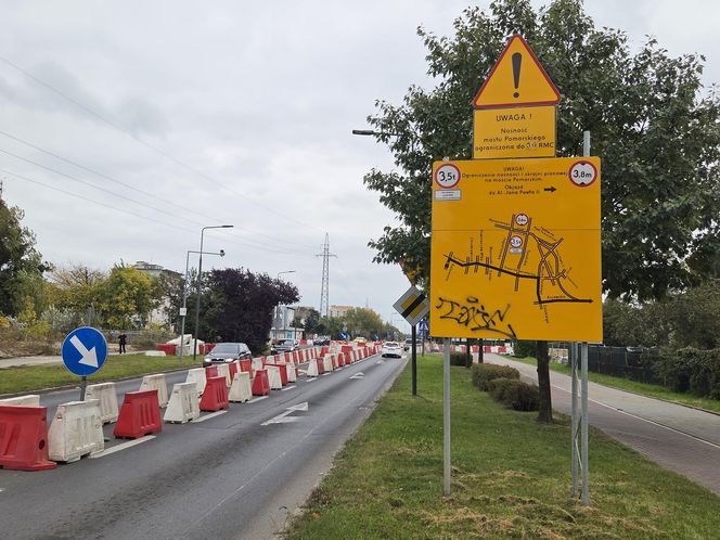 Tak się teraz jeździ na osiedlu Leśnym. Utrudnienia dla kierowców i pasażerów!