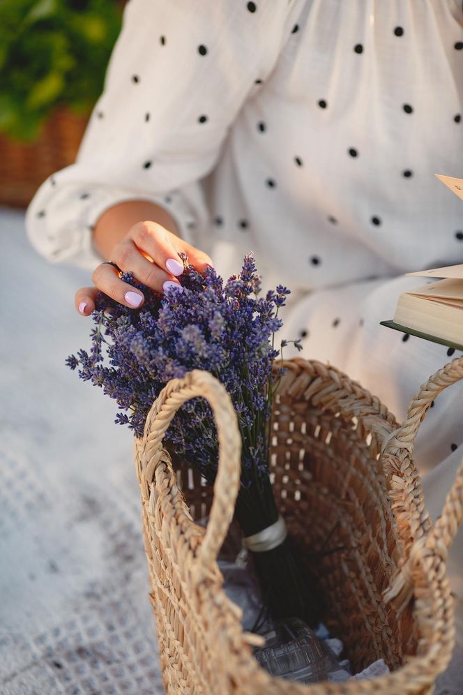 Manicure na wiosnę zachwyca prostotą. Zapomnij o mocnych kolorach i bogatych zdobieniach