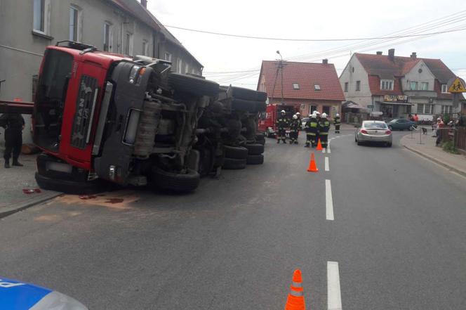 Koszmarny wypadek Osiu! Ciężarówka z drewnem przewróciła się i zmiażdżyła osobówkę! [ZDJĘCIA]