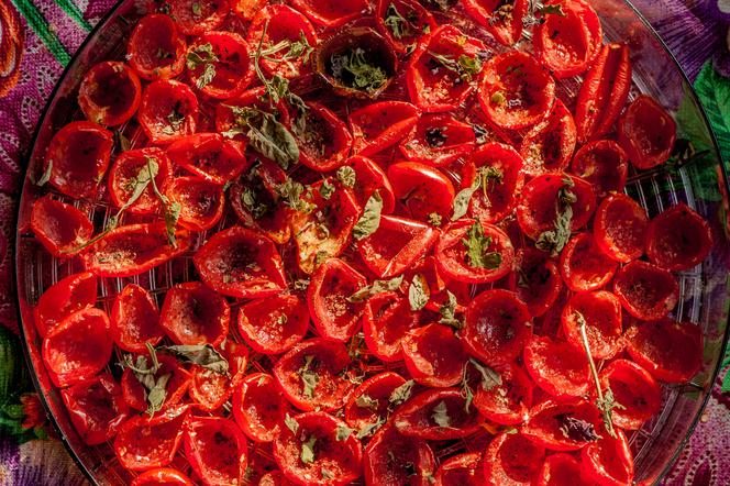 Domowe suszone pomidory: przepis + WIDEO
