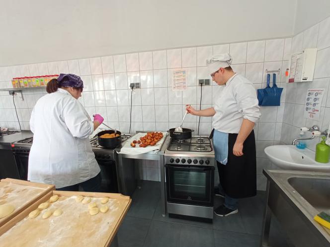 Warsztaty pieczenia pączków w grudziądzkim gastronomiku