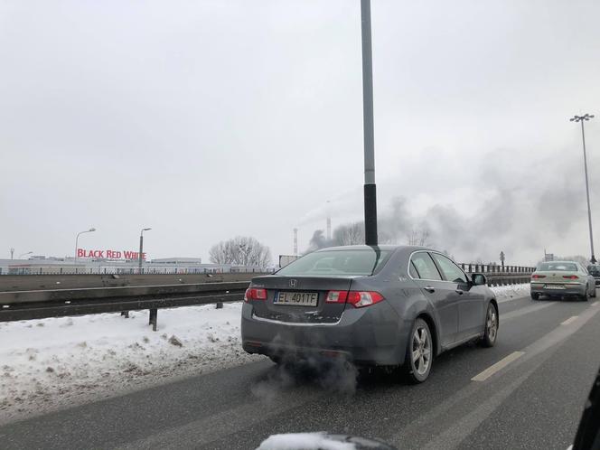 Pożar na Bałutach! Ogień w hali, w której składują podpałkę do grilla!