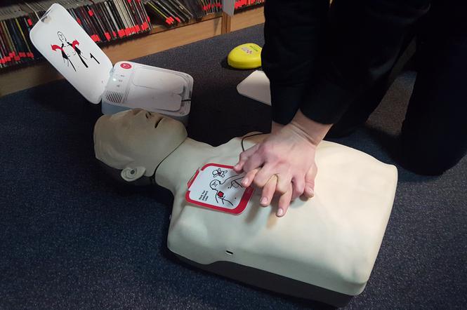 Znasz zasady pierwszej pomocy? Wiesz jak użyć AED? Jeśli nie- zobacz wideo!
