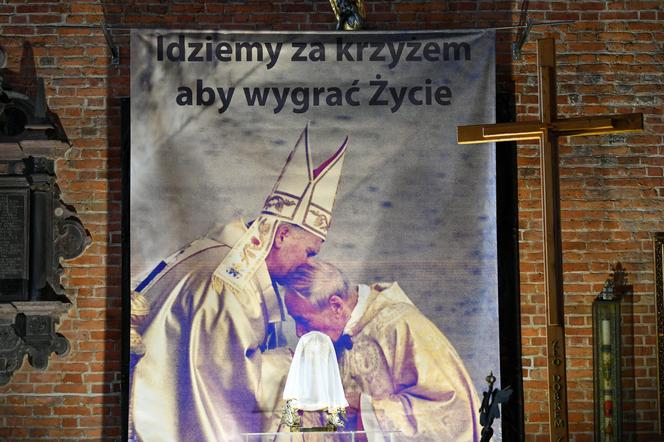 Archiwalne zdjęcia Jana Pawła II w Bazylice św. Brygidy w Gdańsku. Fotografie pojawiły się przy Grobie Pańskim