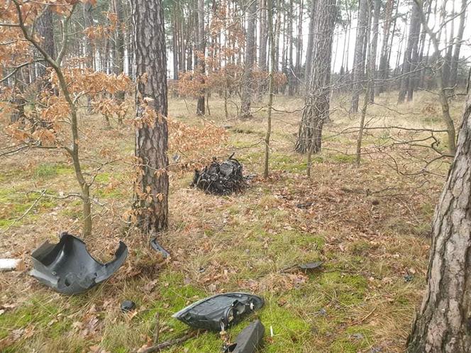 Koszmarne dachowanie w Bydgoszczy! Kierowca wypadł z auta i został przygnięciony 