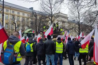 Policjant rzucał w rolników kostką brukową, a teraz zrobił to! Szef MSWiA zabrał głos