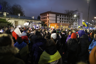 Tłumy pod ambasadą Rosji w Warszawie. Setki osób z flagami solidaryzowały się z Ukrainą