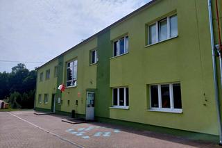 Policjanci wyprowadzili pijaną dyrektorkę ze szkoły. Wójt: Rodziców nie trzeba było informować, bo nie miała tego dnia lekcji 