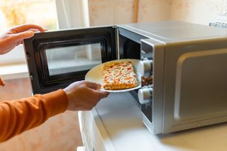 Śmieciowe jedzenie rujnuje twój sen. Tych produktów unikaj jak ognia