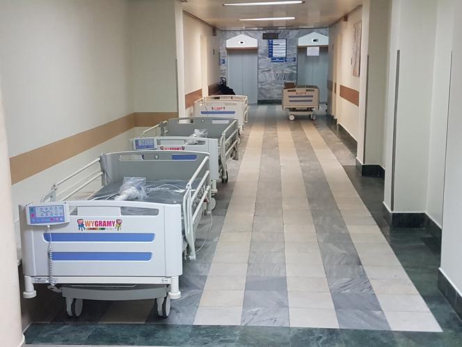 WOŚP kupiła łóżka dla warszawskiego szpitala. Posłużom chorym na COVID-19 [ZDJĘCIA]