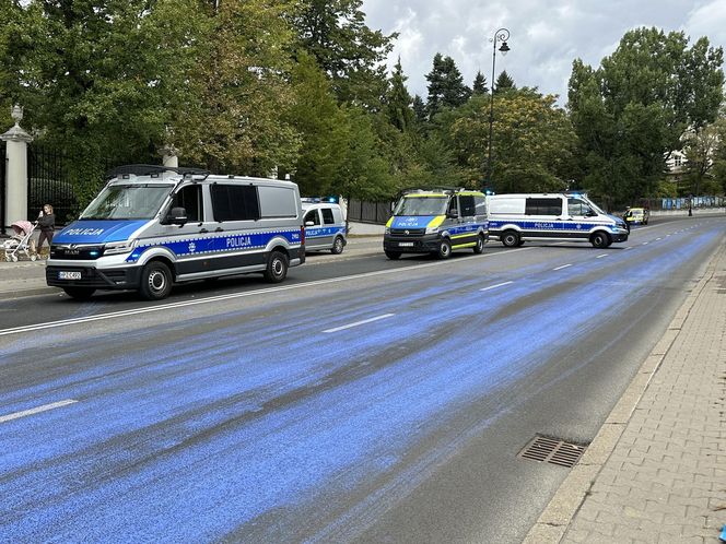 Żółto-niebieska niespodzianka dla rosyjskich dyplomatów. Barwy Ukrainy na asfalcie przed ambasadą Rosji