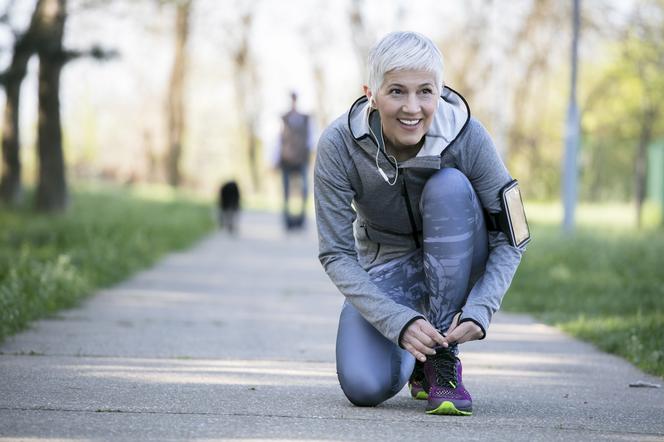 Kobieta w średnim wieku uprawia jogging