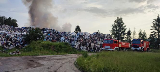 Ogromny pożar składowiska tekstyliów w Kamieńcu