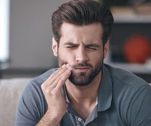 Chore zęby mogą zrujnować mózg. Jeden prosty nawyk zmniejsza ryzyko udaru nawet o 44%