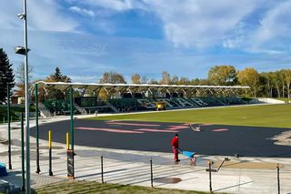 Remont starachowickiego stadionu trwa. Na plac budowy dotarły słupy oświetleniowe