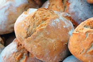 Jesz białe pieczywo? To prosta droga do bólu stawów! Sprawdź, czym je zastąpić