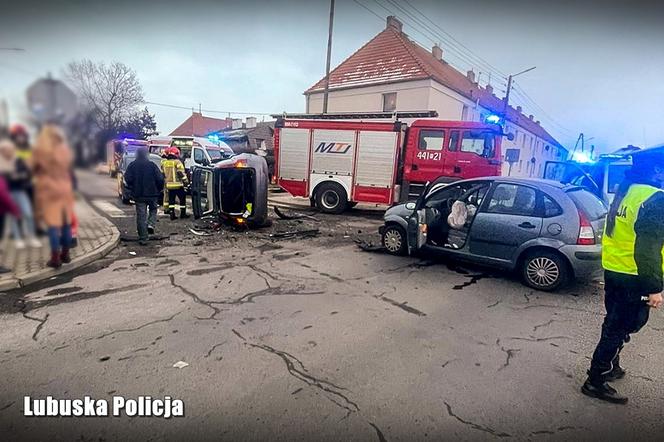 Przerażający wypadek w Żaganiu. 18-latka z Żagania zignorowała znak "stop" [ZDJĘCIA].