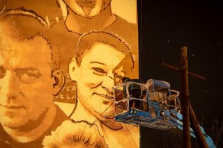 Mieszkańcy uwiecznieni na ścianie. Blok socjalny we Wrocławiu zyskał wyjątkowy mural [ZDJĘCIA]