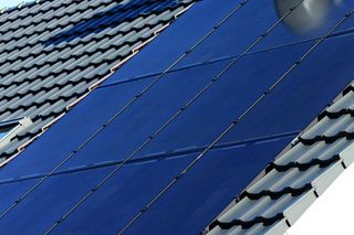 Panele PV na dachu skośnym – jak montować instalację fotowoltaiczną?