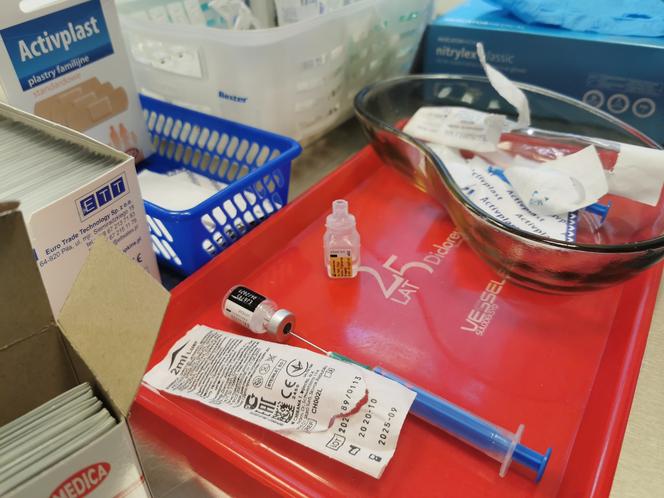 Szpital w Ostrowie rozpoczął szczepienia przeciw COVID-19