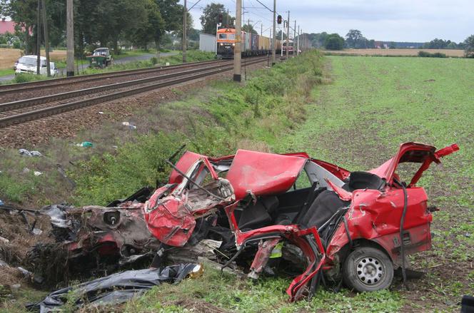 Trzebień: Tragedia na przejeździe kolejowym. Kierowca nie żyje (FOTO!)