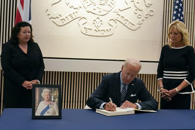 Prezydent Joe Biden w ambasadzie składa kondolencje po śmierci królowej Elżbiety II