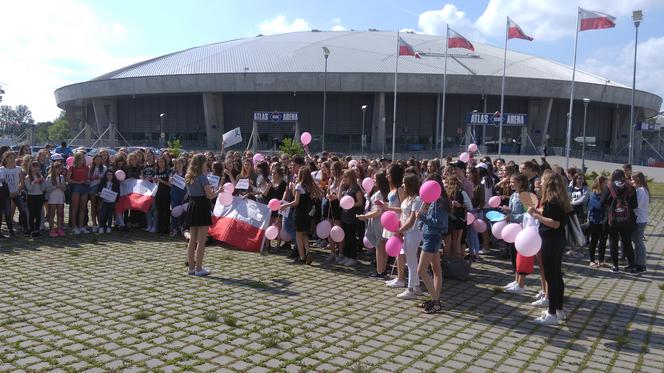 2 Akcja fanów Ariany Grande pod łódzką Atlas Areną