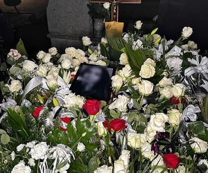 Grób 16-letniej Mai zasypały białe kwiaty. Zdjęcie nastolatki łamie serca! 