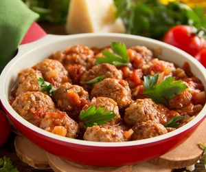 Klopsy w pysznym sosie warzywnym. Smaczny pomysł na rodzinny obiad 