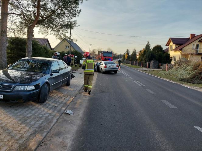 Wypadek w Ambrożowie! Zderzyły się trzy auta, ruch odbywa się wahadłowo